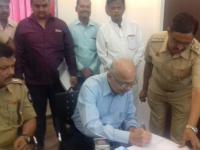 माजी केंद्रीयमंत्री सुशीलकुमार शिंदेंनी भरला RTOचा दंड - Marathi News | Former Union Minister Sushilkumar Shine, RTO, fine | Latest solapur Photos at Lokmat.com